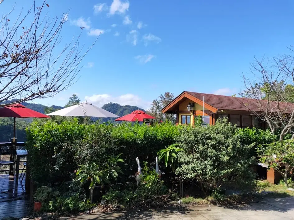 密式小木屋外觀與泰安山景